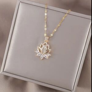 🪷Gold Lotus Crystal Pendant Necklace (Gold)